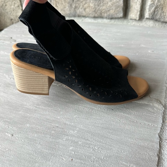 Korks size‎ 8 black sandals leather cut outs hook & loop closure 2 1/2"
heel - Picture 3 of 8